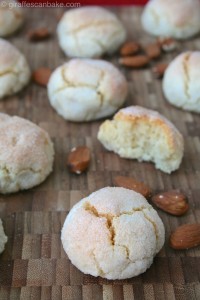 Crisp on the outside, soft and chewy on the inside with an a beautiful almond flavour- Italian Amaretti Cookies | GiraffesCanBake.com