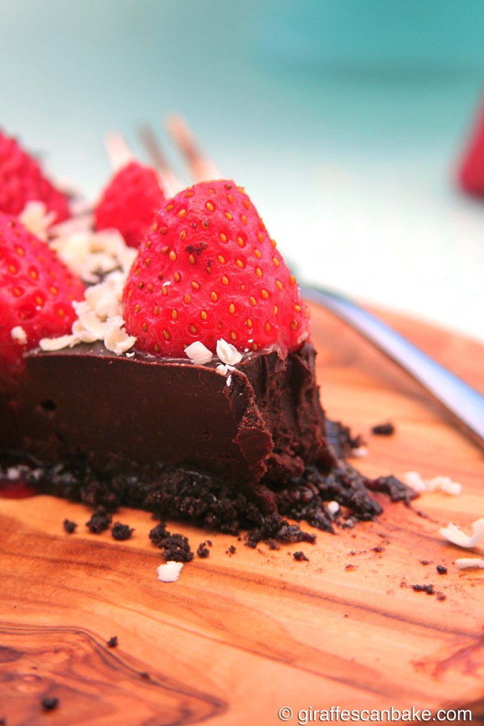 No Bake Strawberry and Chocolate Boozy Tart - decadent chocolate and boozy strawberry filling with fresh strawberries and an oreo crust. The perfect dessert to serve on a summer's day