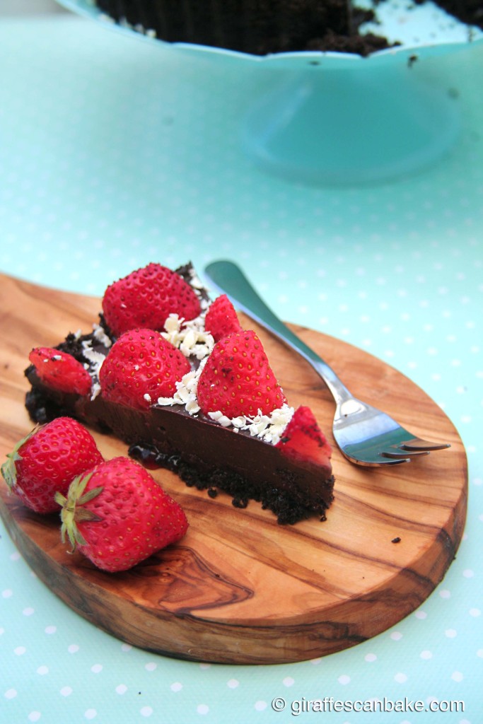 No Bake Strawberry and Chocolate Boozy Tart - decadent chocolate and boozy strawberry filling with fresh strawberries and an oreo crust. The perfect dessert to serve on a summer's day